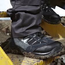 sepatu safety untuk gudang