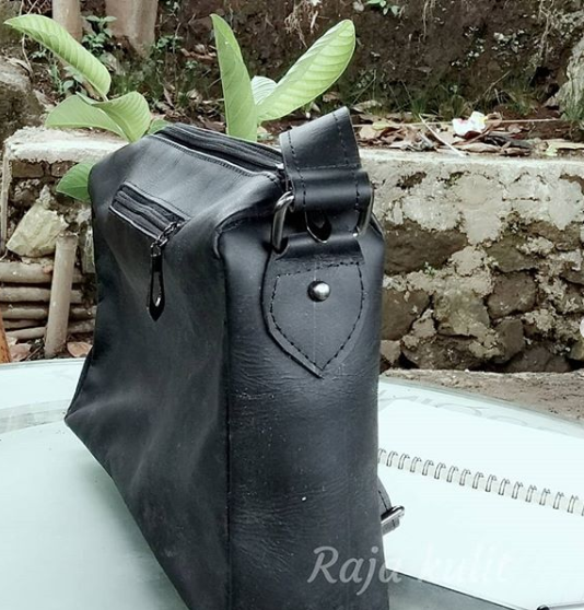 tas kulit hitam wanita